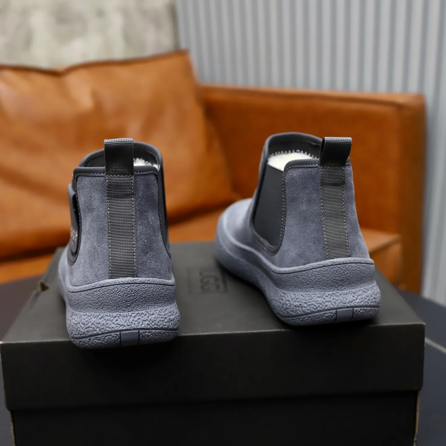 Ex-factory price: 580💰Thick wool imported from Australia Brand: UGG genuine purchase Size: 39-44 Grade: Official website 1:1 Material: First layer of genuine leather waterproof and anti-freeze upper Real wool lining Original non-slip soft wear-resistant outsole Style category: Men's casual shoes Trendy style Comfortable on the feet Color: Official website color synchronization